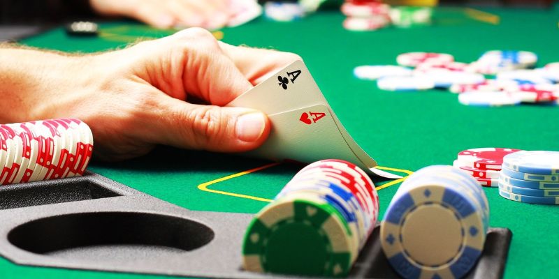 Poker là một trò chơi sử dụng 52 lá bài tây